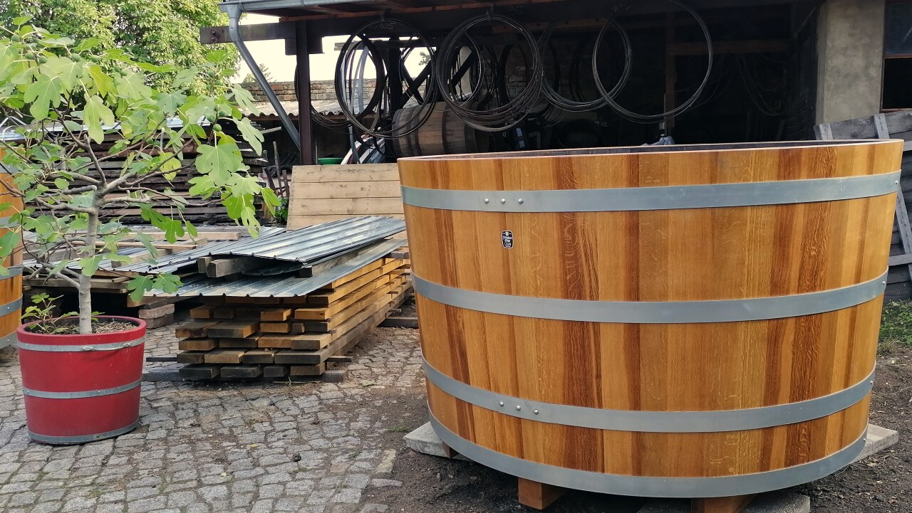 Großer Pflanzkuebel aus Holz mit 190cm Durchmesser auf dem Hof der Boettcherei Goetze