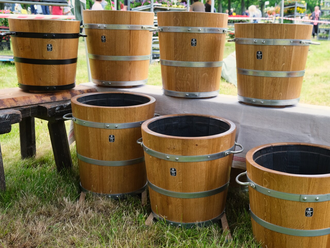 Eine Auswahl unterschiedlicher Pflanzkuebel aus Holz auf dem Pillnitzer Gartenmarkt