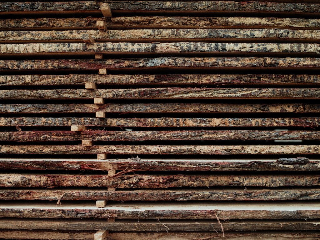 Aufgestapeltes Eichenschnittholz, dem Rohmaterial der Holzpflanzkübel